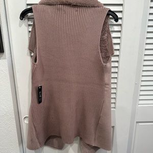 Cozy and elegant vest, rose color.